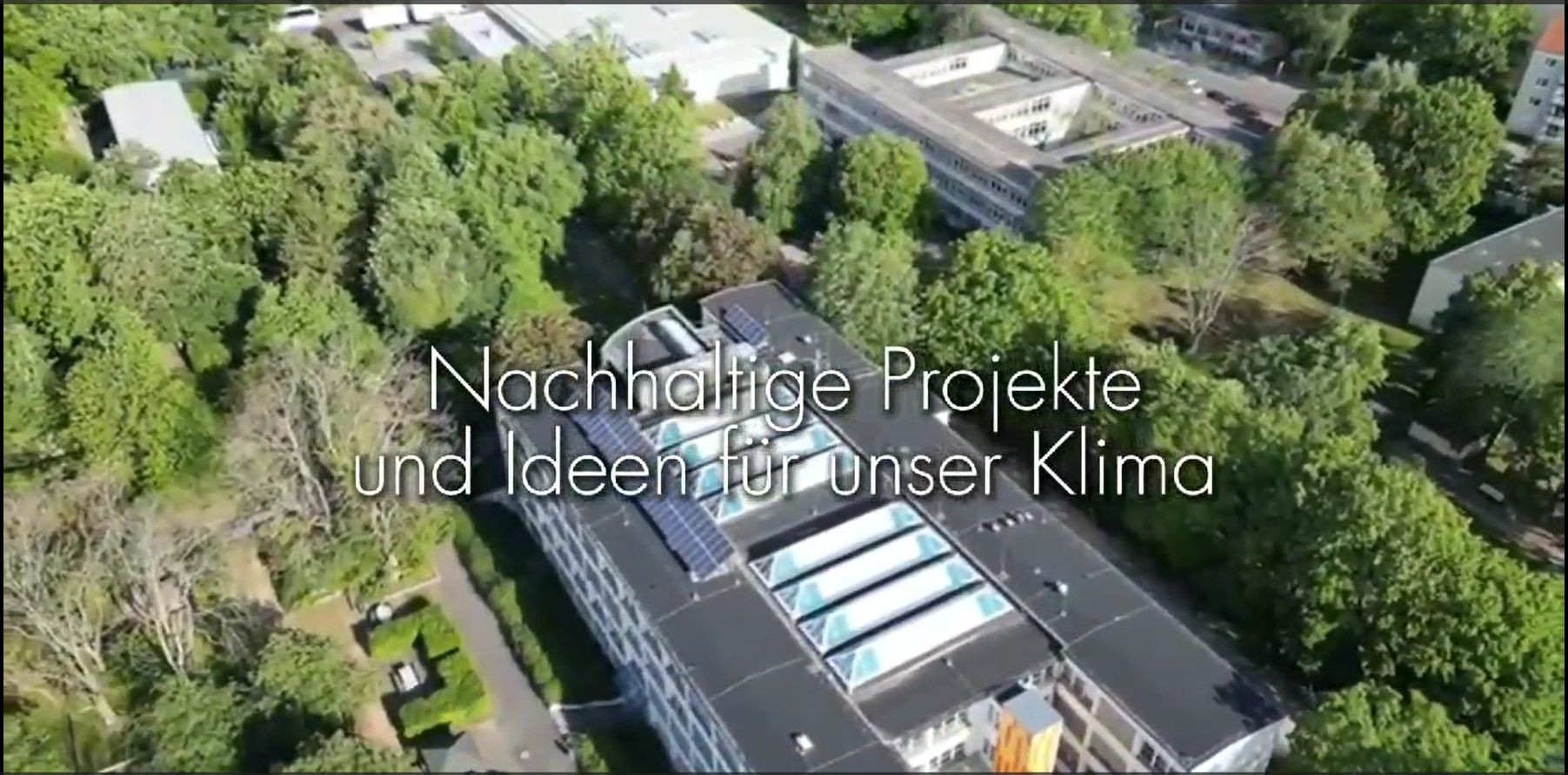 KI generiert: Das Bild zeigt eine Luftaufnahme eines Gebäudes mit Solarpaneelen auf dem Dach, umgeben von viel Grün. Im Vordergrund steht der Schriftzug "Nachhaltige Projekte und Ideen für unser Klima".