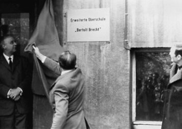 Direktor Schuster enthüllt das Namensschild